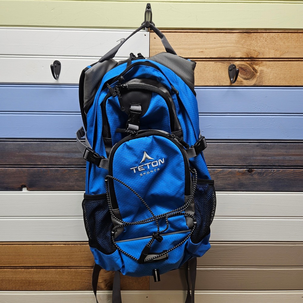 Teton Sports Oasis 18L Day Pack Blue Grey Hiking Backpack with Rain Cover